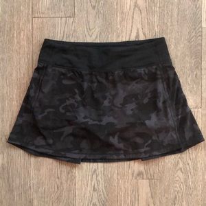 Lululemon Black Camo Skirt ~ Excellent Condition!!  Size 6 Tall🖤